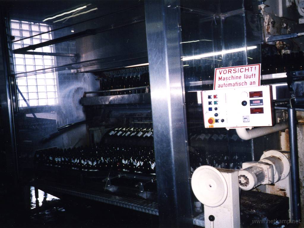 03.jpg - Die Frontseite der Flaschenwaschmaschine